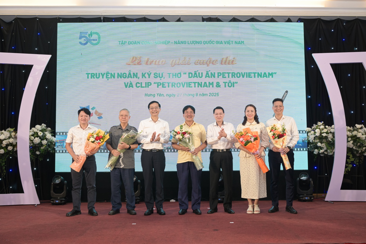 Đồng chí Trần Quang Dũng - Phó Bí thư thường trực Đảng ủy Petrovietnam và đồng chí Phạm Tuấn Anh - Thành viên HĐTV Petrovietnam tặng hoa tri ân thành viên Ban Giám khảo cuộc thi