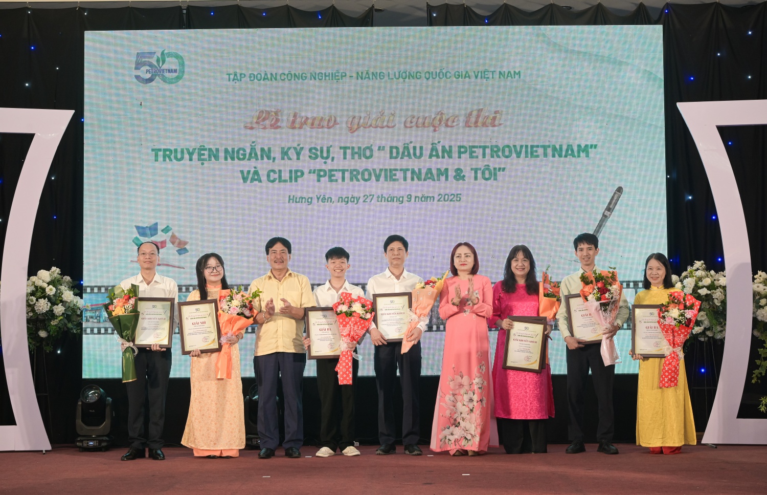 Anh hùng Lao động, TS Nguyễn Hùng Dũng - Phó Chủ tịch kiêm Tổng Thư ký Hội Dầu khí Việt Nam và đồng chí Nghiêm Thuỳ Lan - Chủ tịch Công đoàn Petrovietnam trao khen thưởng cho các tác giả đạt giải ở thể loại truyện ngắn và thơ