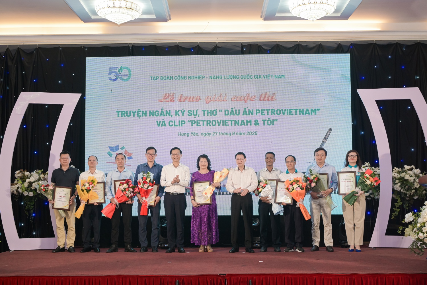 Đồng chí Trần Quang Dũng và đồng chí Phạm Tuấn Anh trao khen thưởng cho các tác giả đạt giải ở thể loại ký sự