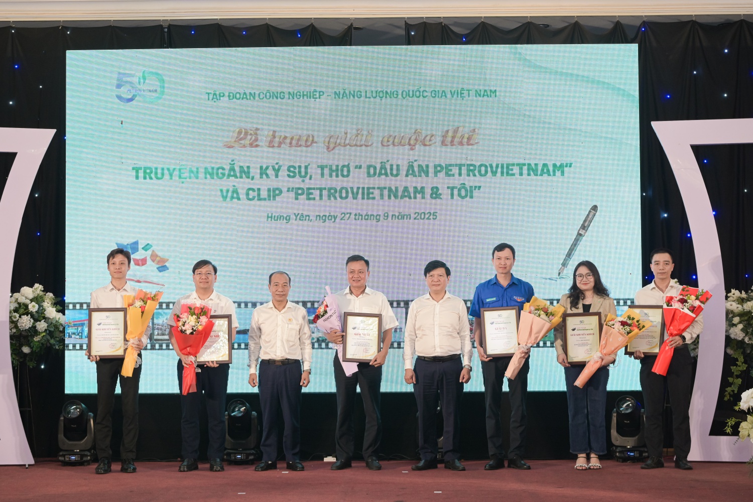 Đồng chí Phạm Quang Dũng - Ủy viên BTV TW Hội CCB Việt Nam, Ủy viên BTV Đảng ủy, Chủ tịch Hội CCB Petrovietnam và đồng chí Lê Anh Chiến, Phó Trưởng Ban Tuyên giáo và Dân vận Đảng ủy Petrovietnam trao giải sáng tác clip 