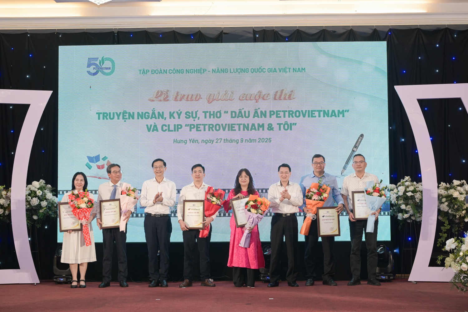 Đồng chí Trần Quang Dũng và đồng chí Phạm Tuấn Anh trao giải cho các tập thể tích cực tham dự cả 2 cuộc thi căn cứ vào số lượng tác phẩm tham gia