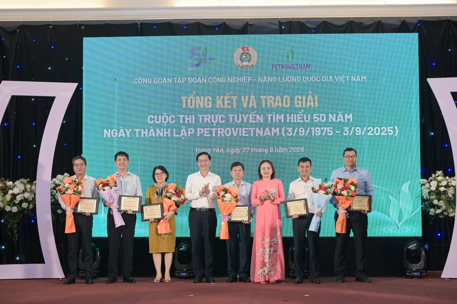 Đồng chí Trần Quang Dũng và đồng chí Nghiêm Thuỳ Lan trao biểu trưng cho đại diện các đơn vị có nhiều đoàn viên, người lao động tham gia trả lời đủ, đúng và nhanh nhất