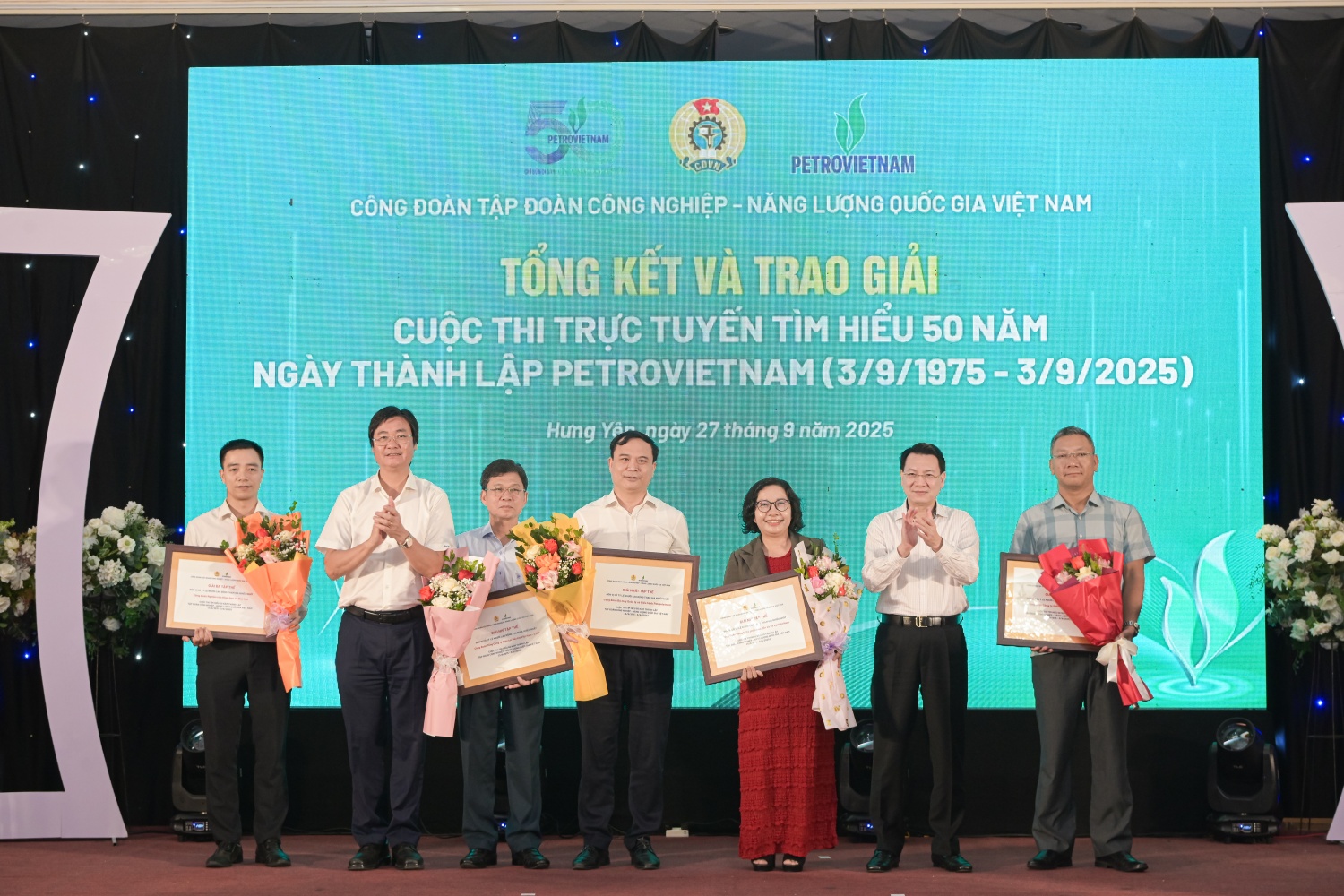 Đồng chí Phạm Tuấn Anh - Thành viên Hội đồng thành viên Petrovietnam và đồng chí Nguyễn Mạnh Kha - Phó Chủ tịch Thường trực Công đoàn Petrovietnam trao giải cho các đơn vị có tỷ lệ cán bộ đoàn viên, người lao động tham gia trả lời đông nhất