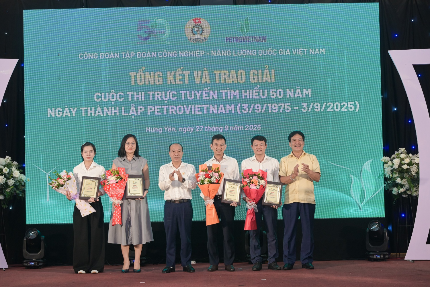 Đồng chí Phạm Quang Dũng và TS Nguyễn Hùng Dũng trao giải cho các cá nhân trả lời đủ, đúng và nhanh nhất các câu hỏi hàng ngày