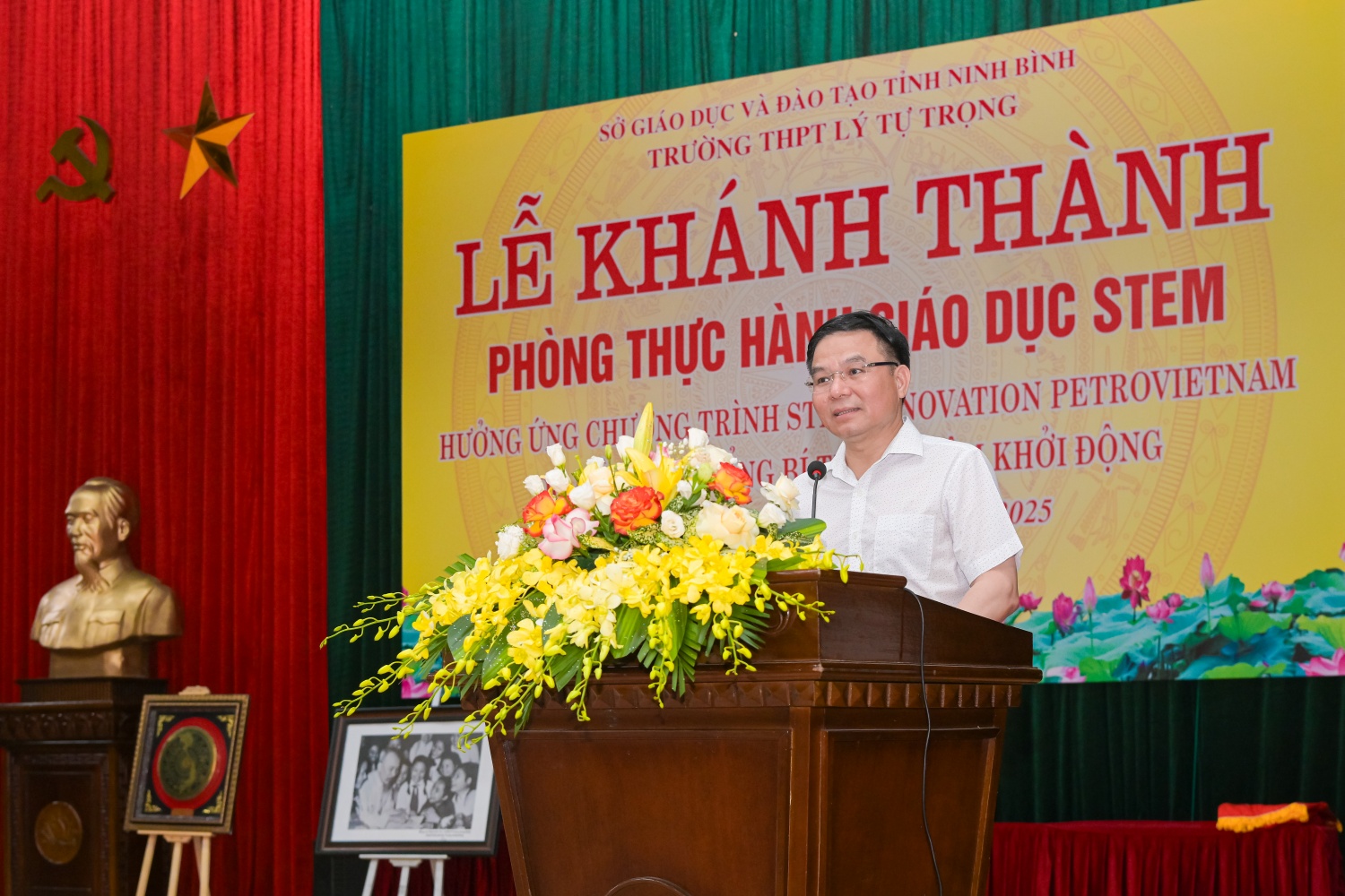 Đồng chí Lê Mạnh Hùng: Phòng giáo dục thực hành STEM tại Trường THPT Lý Tự Trọng không chỉ hỗ trợ học sinh tiếp cận kiến thức khoa học – công nghệ hiện đại, mà còn mở ra cơ hội rèn luyện kỹ năng thực hành, khơi dậy niềm đam mê nghiên cứu và sáng tạo