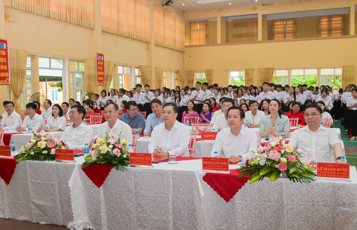 Các đại biểu tham dự buổi lễ