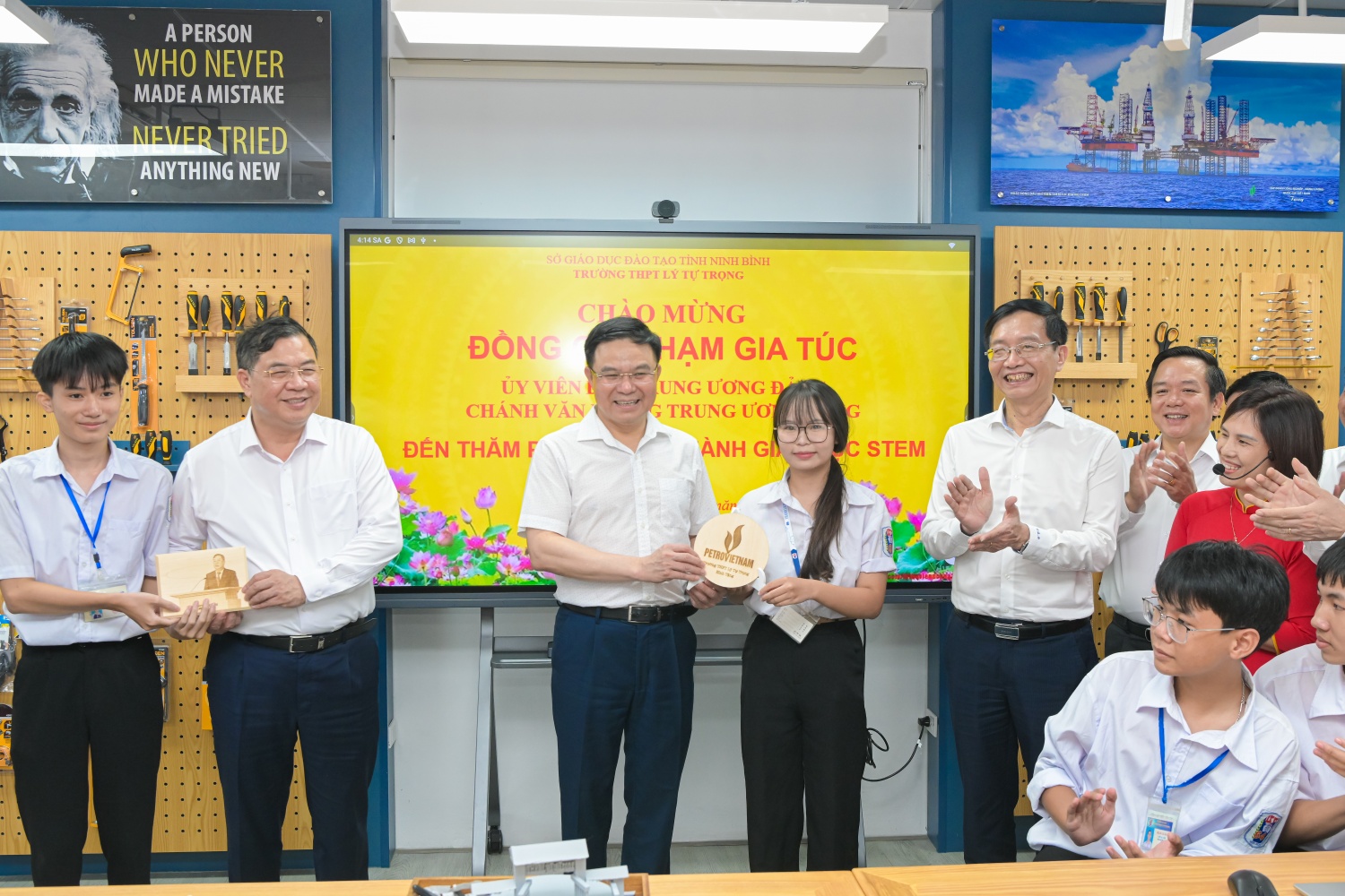 Tại phòng thực hành STEM, các em học sinh đã trực tiếp chế tác những món quà lưu niệm bằng máy khắc và gửi tặng tới các đại biểu