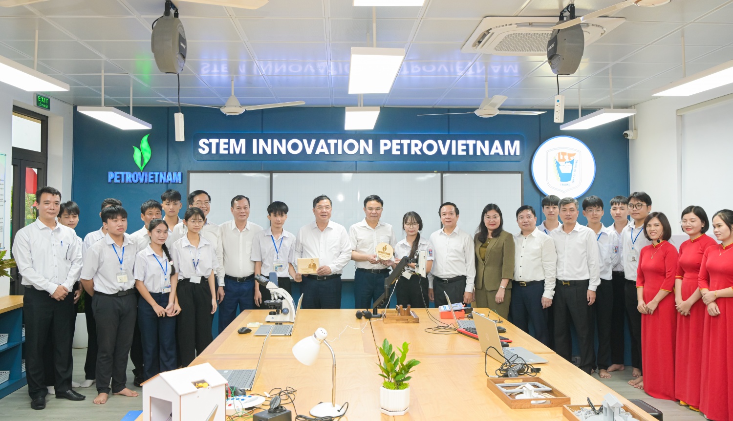 Các đại biểu cùng các thầy cô giáo và các em học sinh Trường THPT Lý Tự Trọng