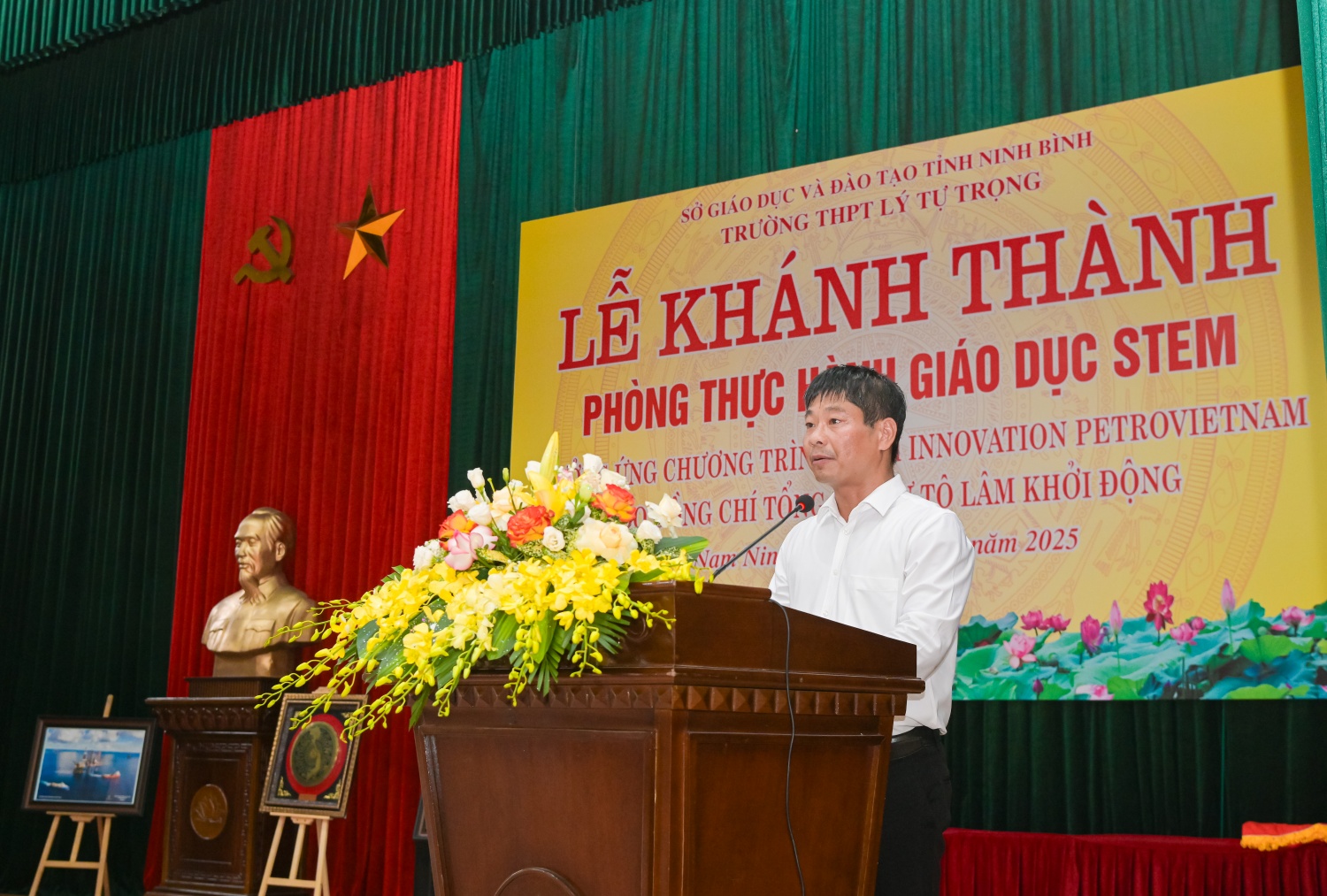 Ông Vũ Ngọc Khánh - Hiệu trưởng THPT Lý Tự Trọng báo cáo tình hình thực hiện phòng thực hành STEM