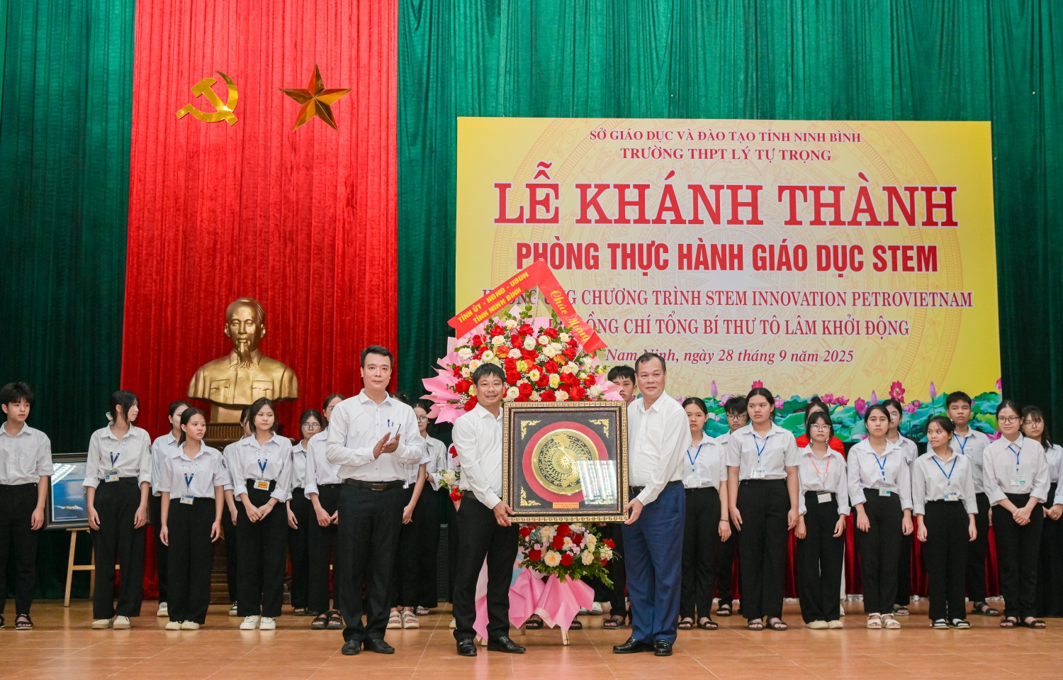 Tỉnh ủy - HĐND - UBND tỉnh Ninh Bình tặng hoa và tranh lưu niệm cho nhà trường