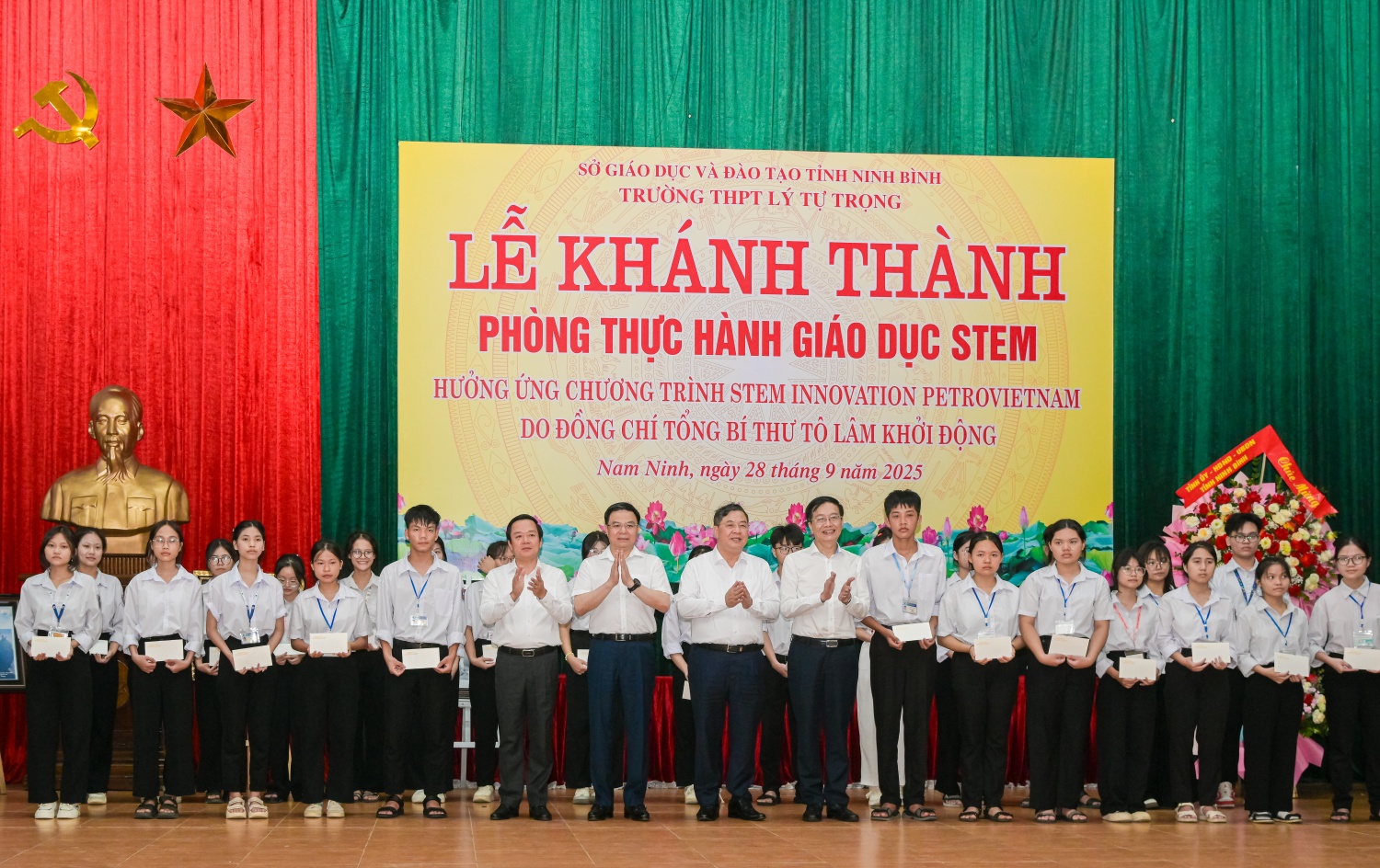 Ông Phạm Gia Túc - Ủy viên Trung ương Đảng, Chánh Văn phòng Trung ương Đảng; ông Phạm Quang Ngọc - Phó Bí thư Tỉnh ủy, Chủ tịch UBND tỉnh Ninh Bình; ông Lê Mạnh Hùng, Chủ tịch HĐTV Petrovietnam và ông Trần Quang Dũng - Phó Bí thư thường trực Đảng ủy Petrovietnam trao tặng học bổng của Petrovietnam cho các học sinh tiêu biểu của trường