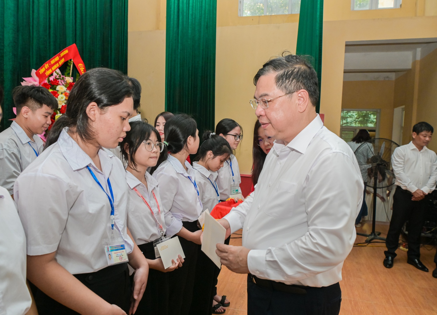 Ông Phạm Gia Túc trao học bổng cho các em học sinh