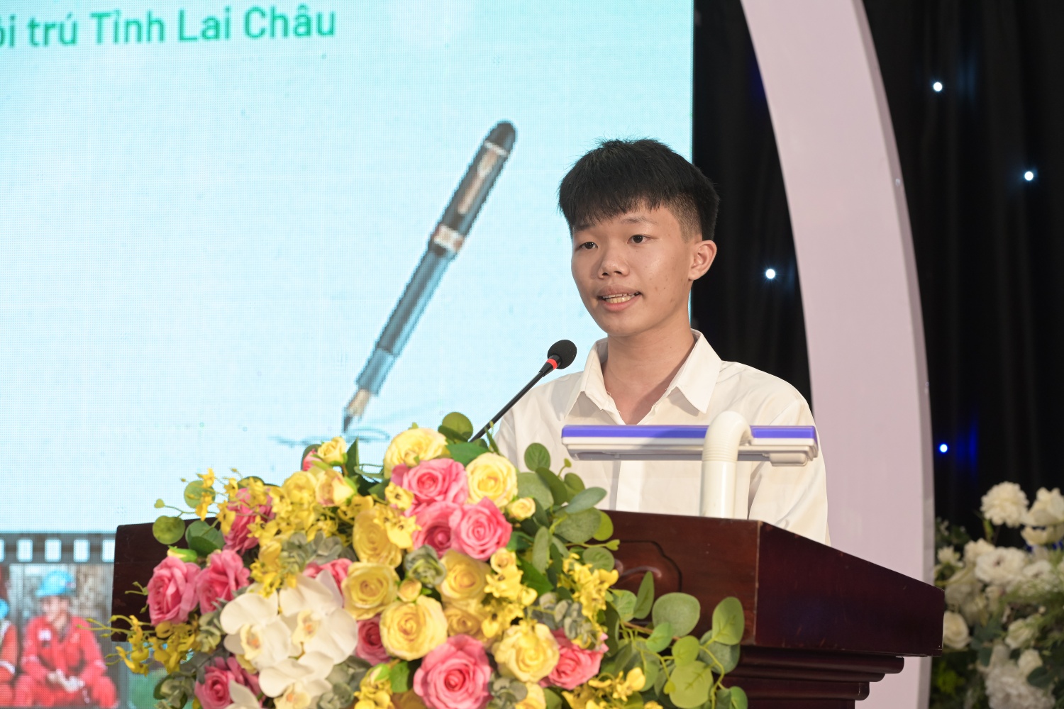 Em Lò Gia Tuấn, học sinh lớp 11 Trường Phổ thông Dân tộc Nội trú tỉnh Lai Châu.