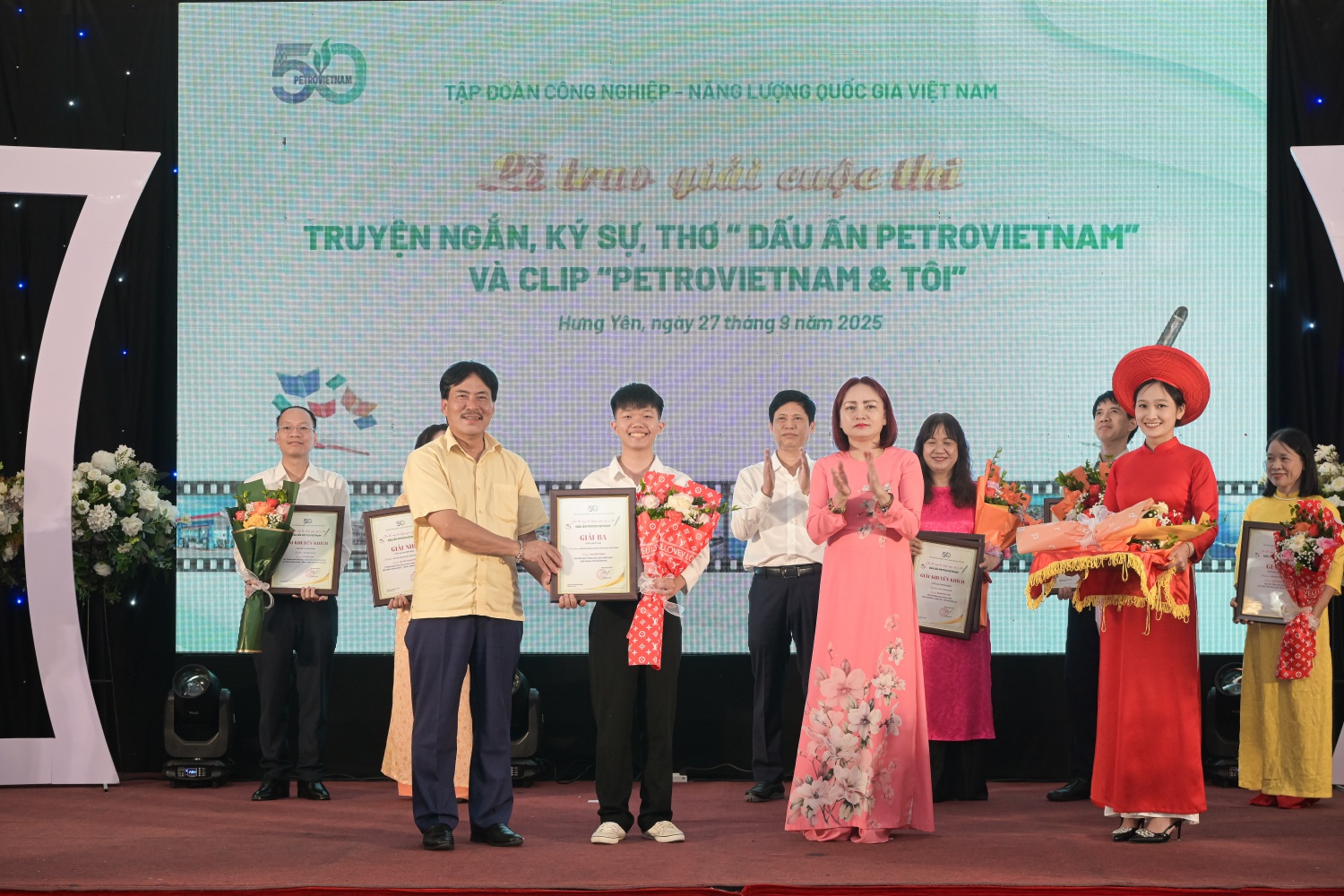 Em Lò Gia Tuấn là tác giả trẻ tuổi nhất và đạt giải Nhì thể loại Truyện ngắn với tác phẩm “Di sản của sự im lặng”. Ảnh: Anh hùng Lao động, TS. Nguyễn Hùng Dũng, Phó Chủ tịch thường trực Hội Dầu khí Việt Nam và Chủ tịch Công đoàn Petrovietnam trao giải thưởng cuộc thi cho em Lò Gia Tuấn.