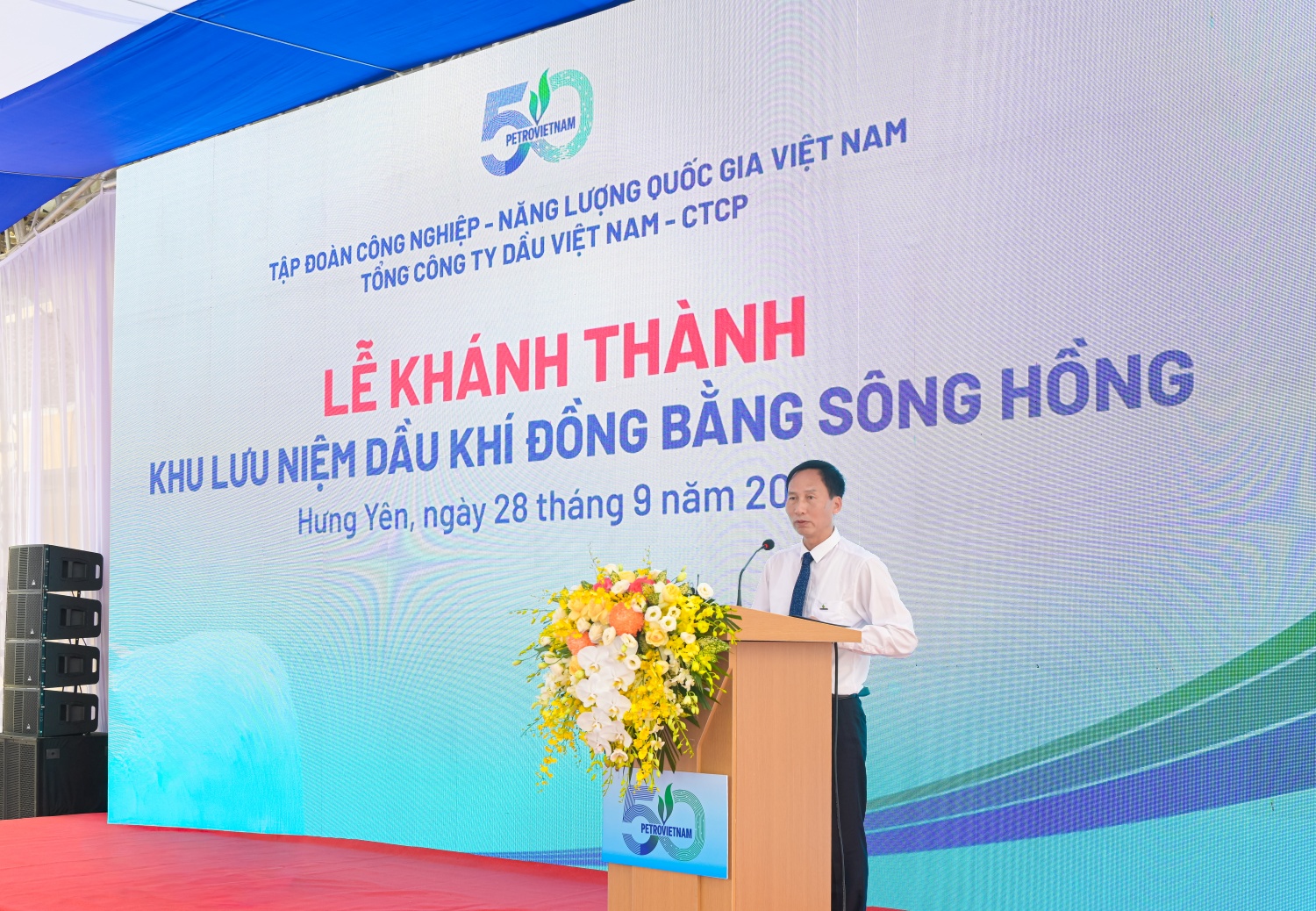 Đồng chí Trần Đình Thành báo cáo về công tác xây dựng Khu lưu niệm Dầu khí Đồng bằng Sông Hồng.