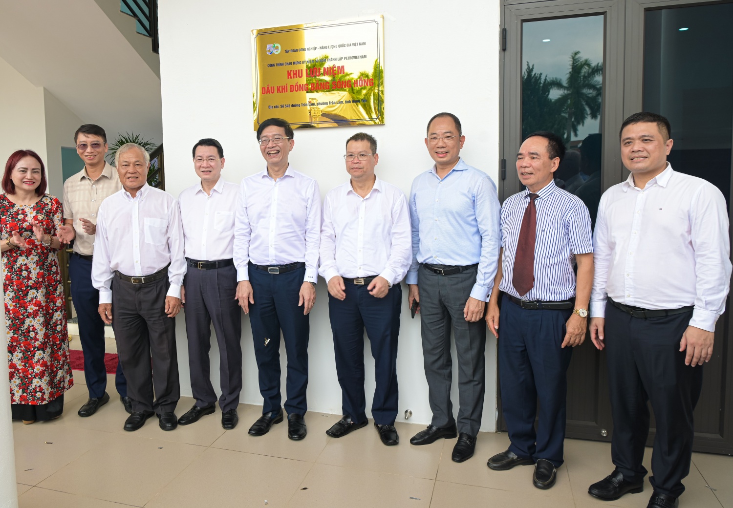 Các đại biểu thực hiện nghi thức gắn biển công trình