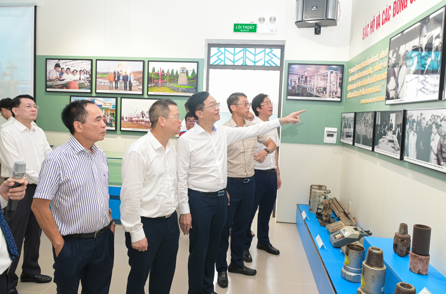 Các đại biểu tham quan các hiện vật được trưng bày tại Nhà truyền thống.