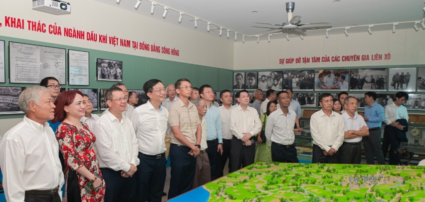 Các đại biểu tham quan sa bàn hoạt động dầu khí Đồng bằng sông Hồng và xem các thước phim về lịch sử ngành.