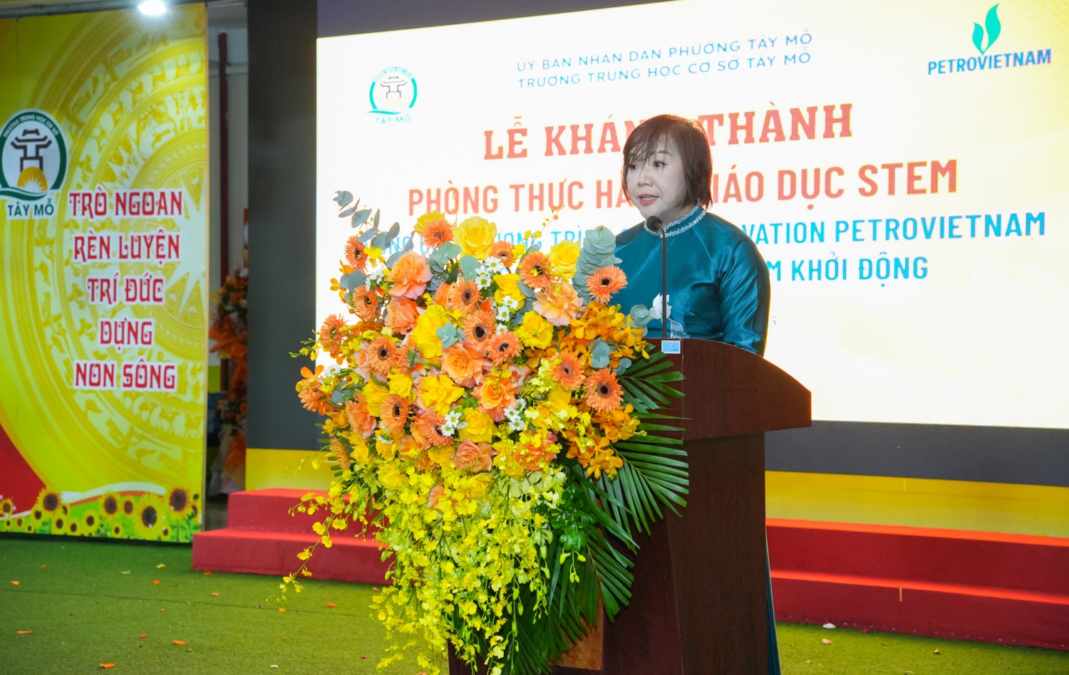 Đồng chí Đoàn Thị Thanh Hương - Hiệu trưởng Trường THCS Tây Mỗ báo cáo về lịch sử phát triển nhà trường cùng quá trình xây dựng lớp thực hành STEM
