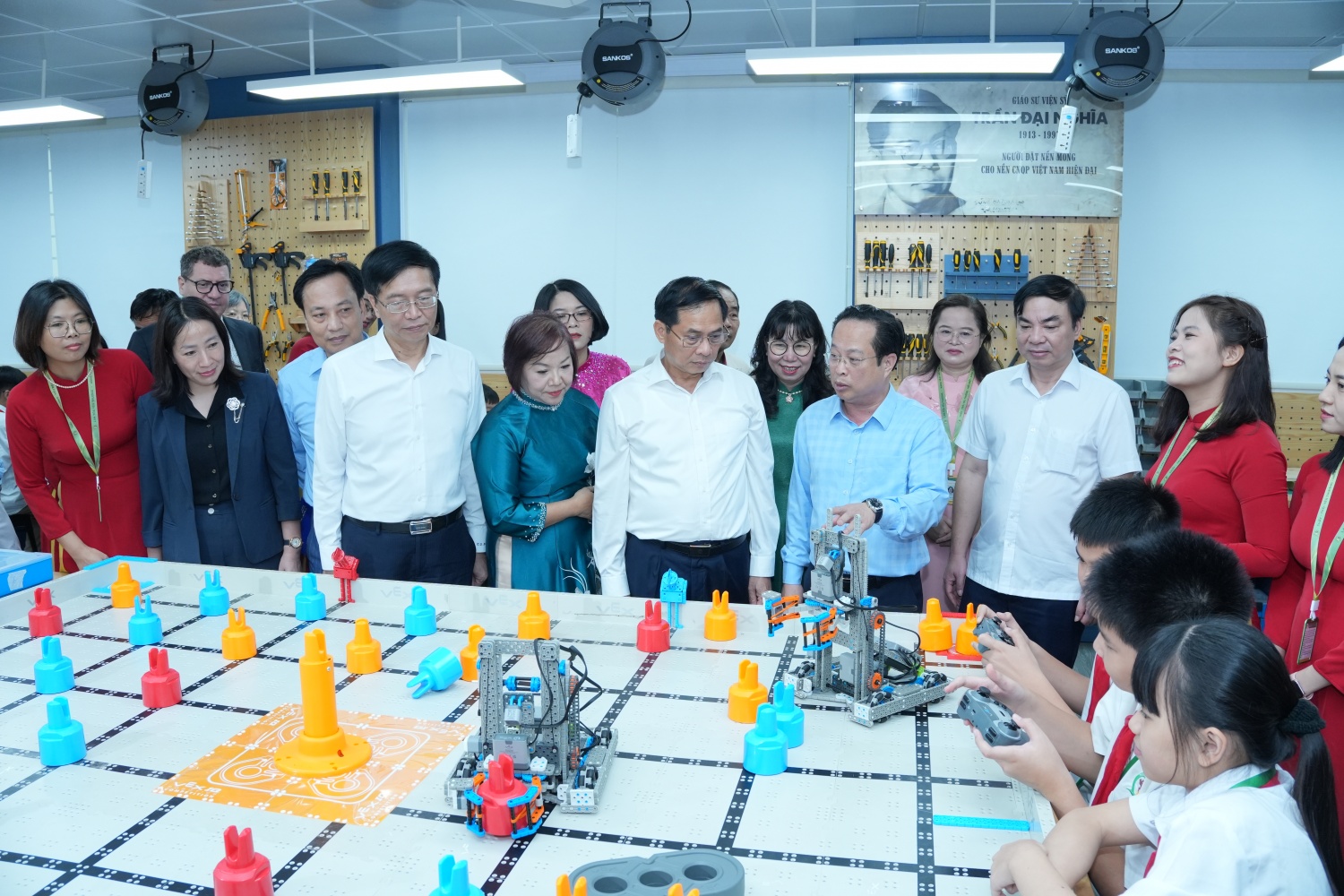 Phó Thủ tướng Bùi Thanh Sơn cùng các đại biểu, các thầy, cô giáo xem các em học sinh Trường THCS Tây Mỗ thực hành trên các thiết bị của phòng thực hành STEM