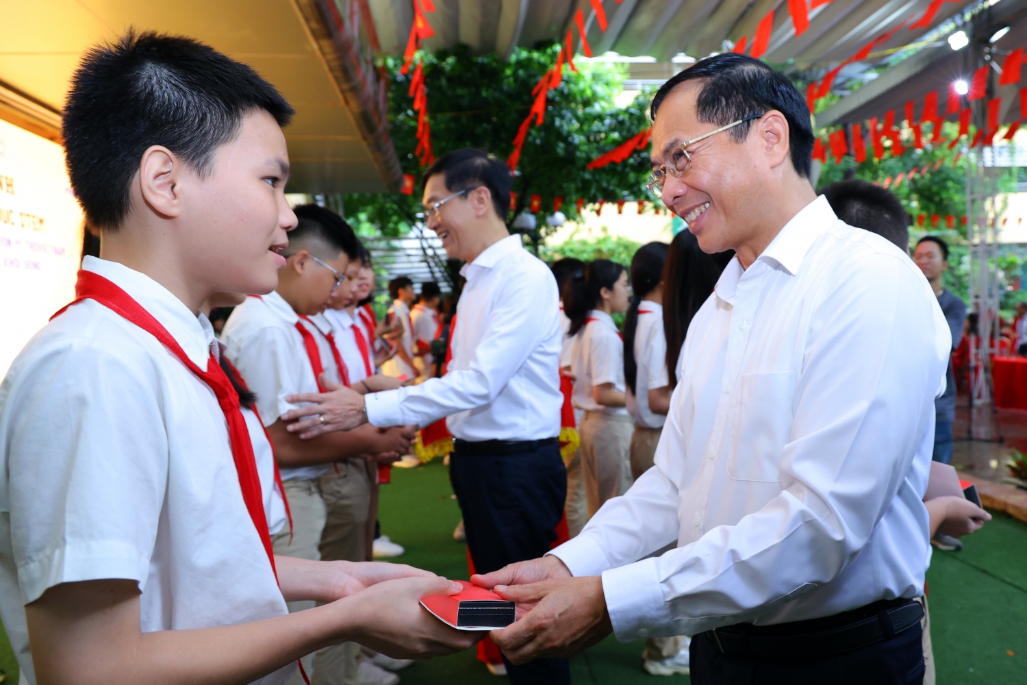Phó Thủ tướng Bùi Thanh Sơn tặng quà cho các em học sinh tiêu biểu trường THCS Tây Mỗ