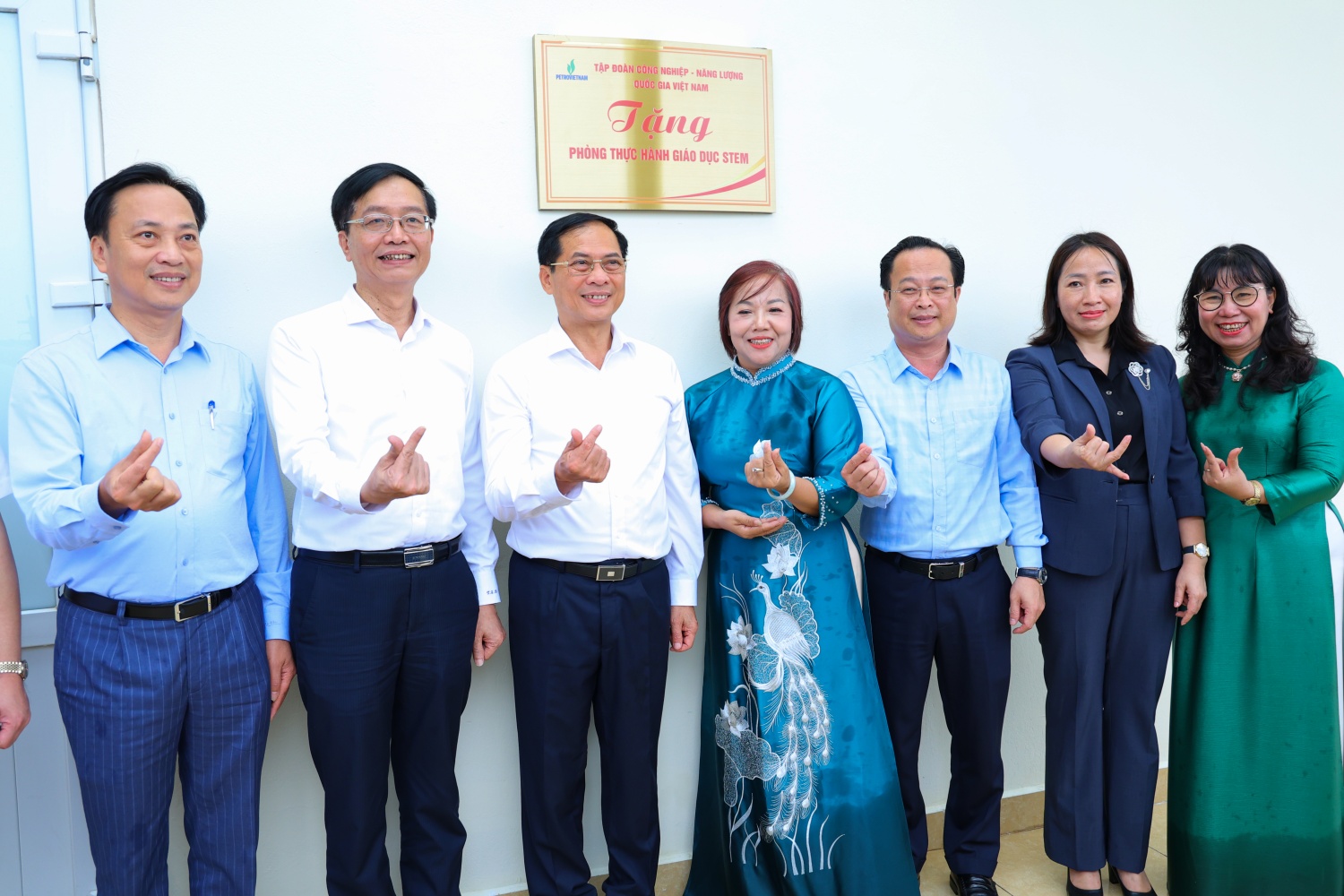 Các đại biểu thực hiện nghi thức khánh thành phòng giáo dục thực hành STEM trường THCS Tây Mỗ