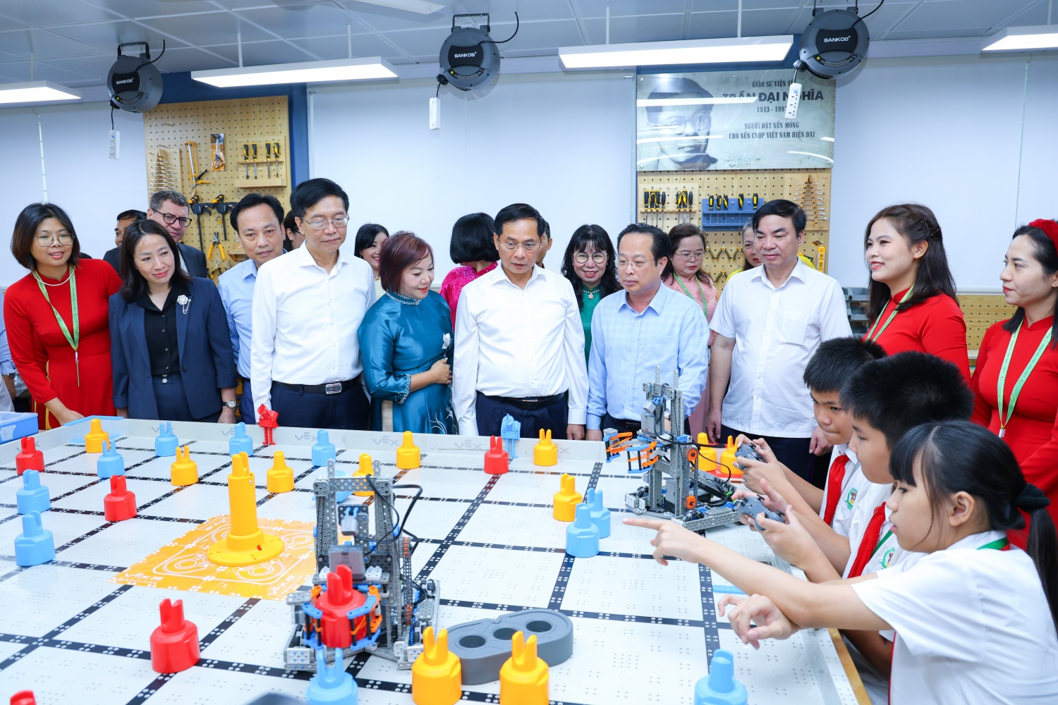 Phó Thủ tướng Bùi Thanh Sơn cùng các đại biểu tham quan, nghe giới thiệu về các hoạt động tại phòng giáo dục thực hành STEM