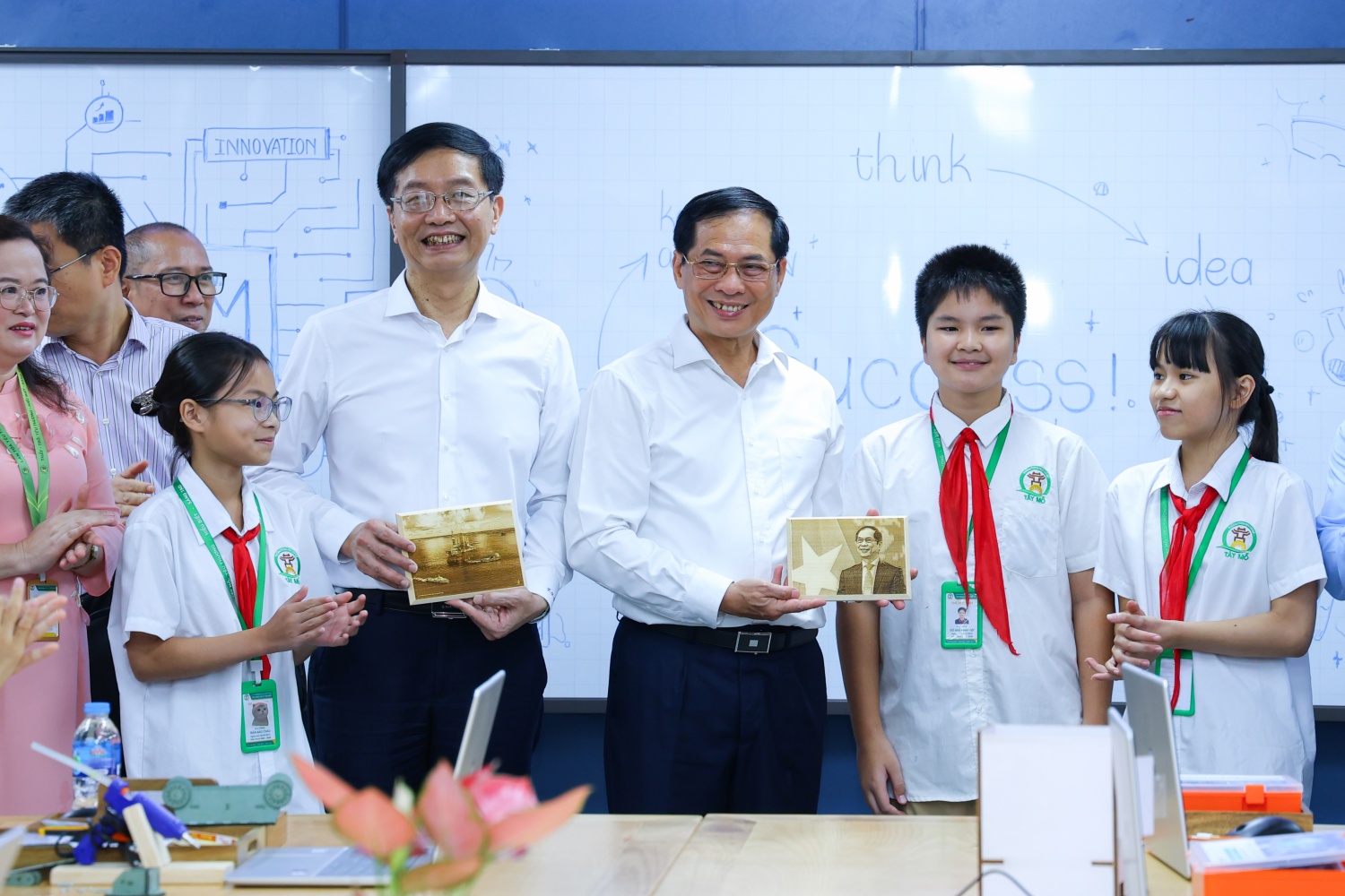 Các em học sinh tặng quà lưu niệm cho Phó Thủ tướng Bùi Thanh Sơn và đồng chí Trần Quang Dũng, Phó Bí thư thường trực Đảng ủy Petrovietnam