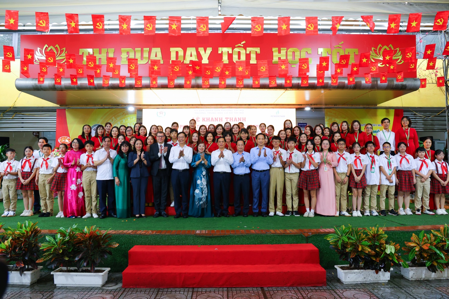 Phó Thủ tướng Bùi Thanh Sơn cùng các đại biểu, các thầy cô giáo và các em học sinh trường THCS Tây Mỗ