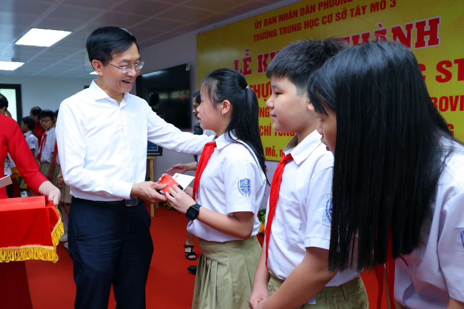 Đồng chí Trần Quang Dũng động viên, trao quà các em học sinh trường THCS Tây Mỗ 3
