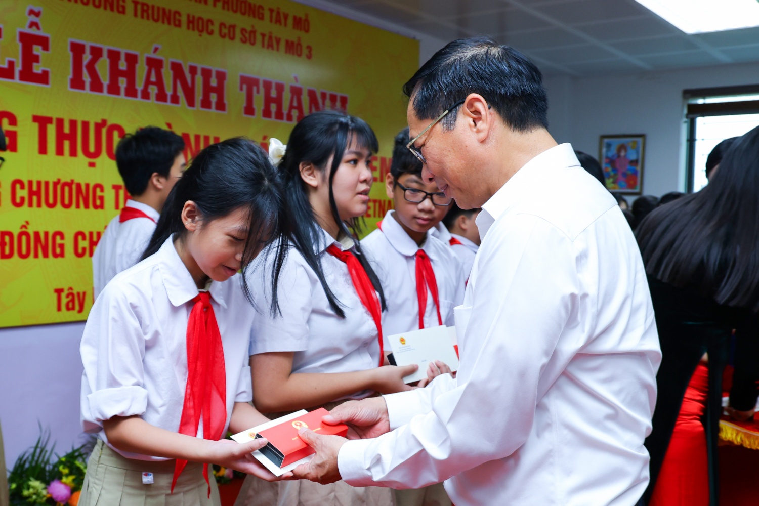 Phó Thủ tướng Bùi Thanh Sơn trao quà động viên các em học sinh trường THCS Tây Mỗ 3