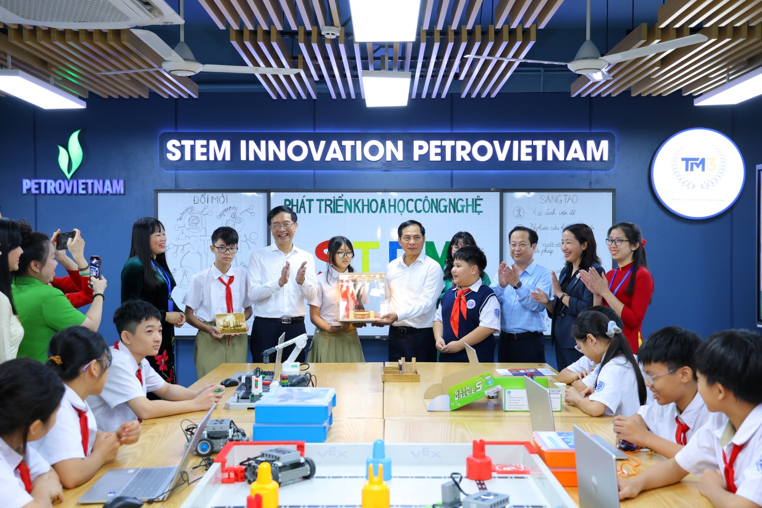 Các em học sinh tặng quà lưu niệm cho Phó Thủ tướng Bùi Thanh Sơn và đoàn đại biểu