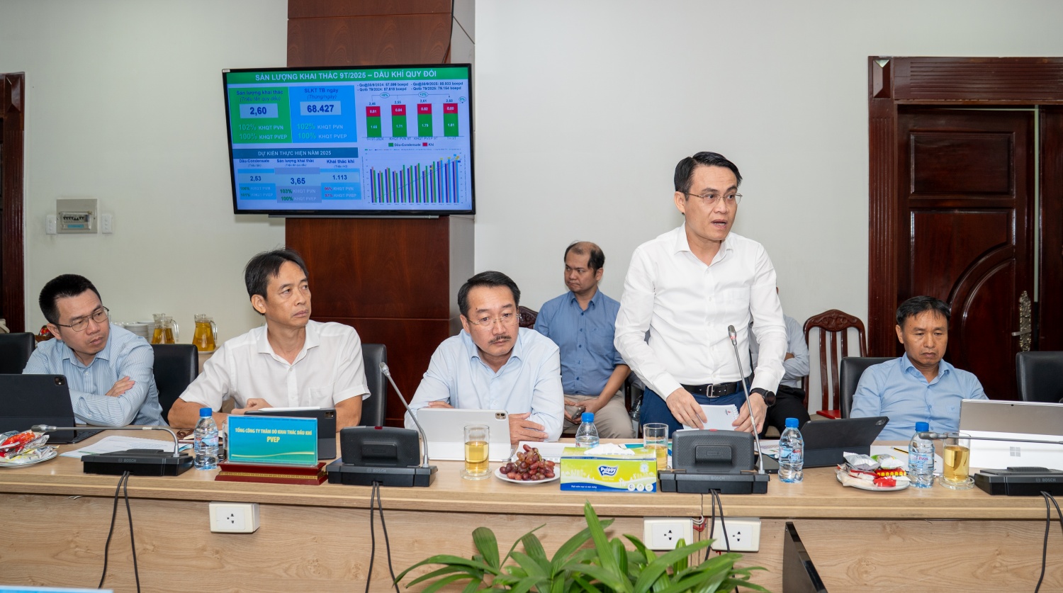 Chủ tịch HĐTV PVEP Trương Quốc Lâm báo cáo tại buổi làm việc