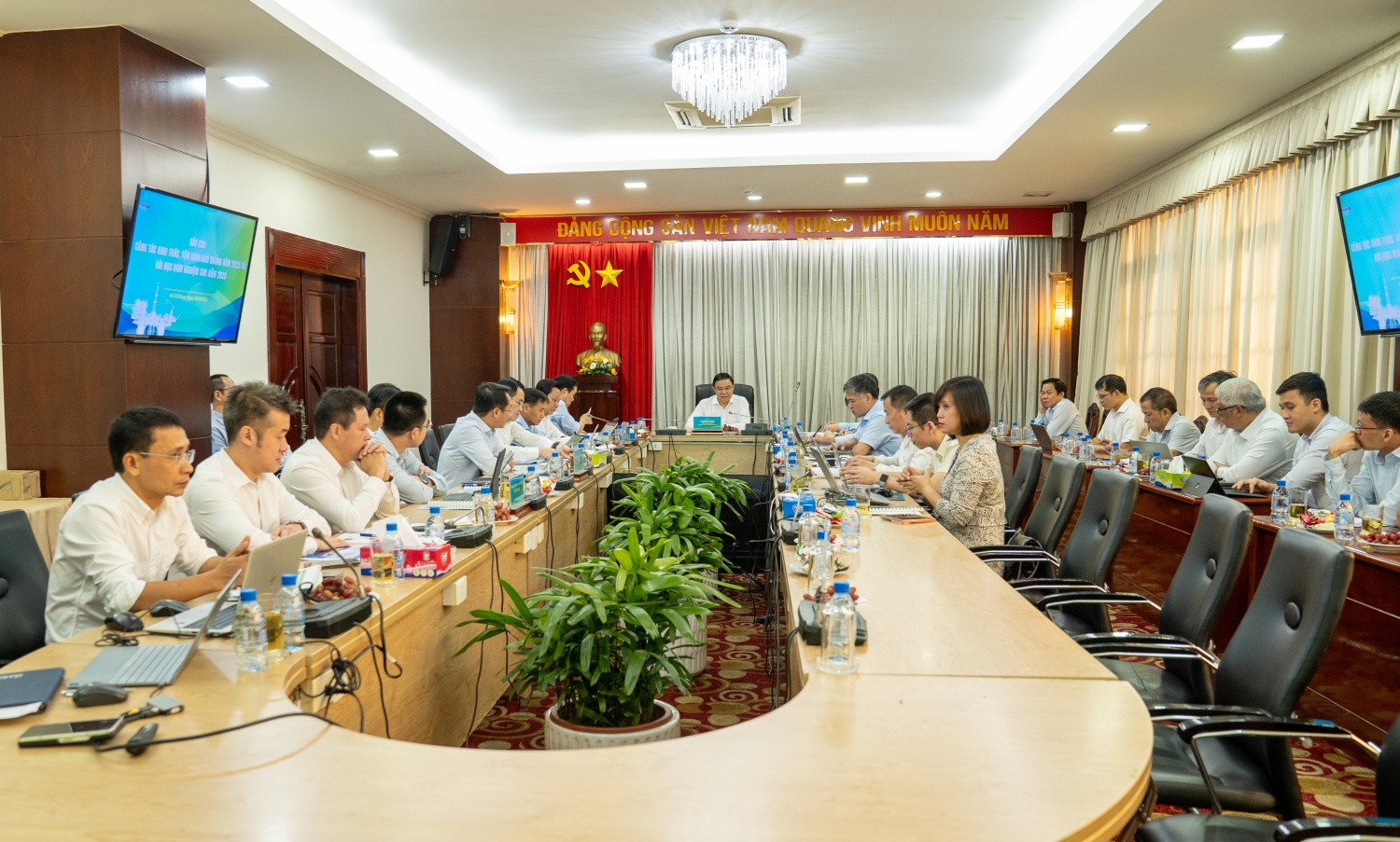 Chủ tịch HĐTV Petrovietnam Lê Mạnh Hùng chủ trì buổi làm việc với Vietsovpetro và PVEP