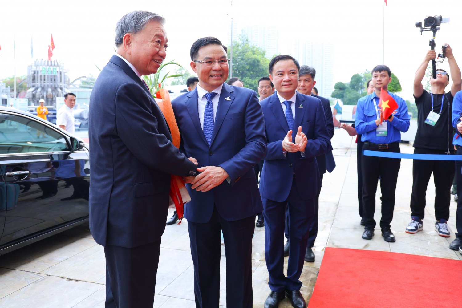 Bí thư Đảng ủy, Chủ tịch HĐTV Petrovietnam Lê Mạnh Hùng chào mừng Tổng Bí thư Tô Lâm đến dự các sự kiện trọng đại của Petrovietnam