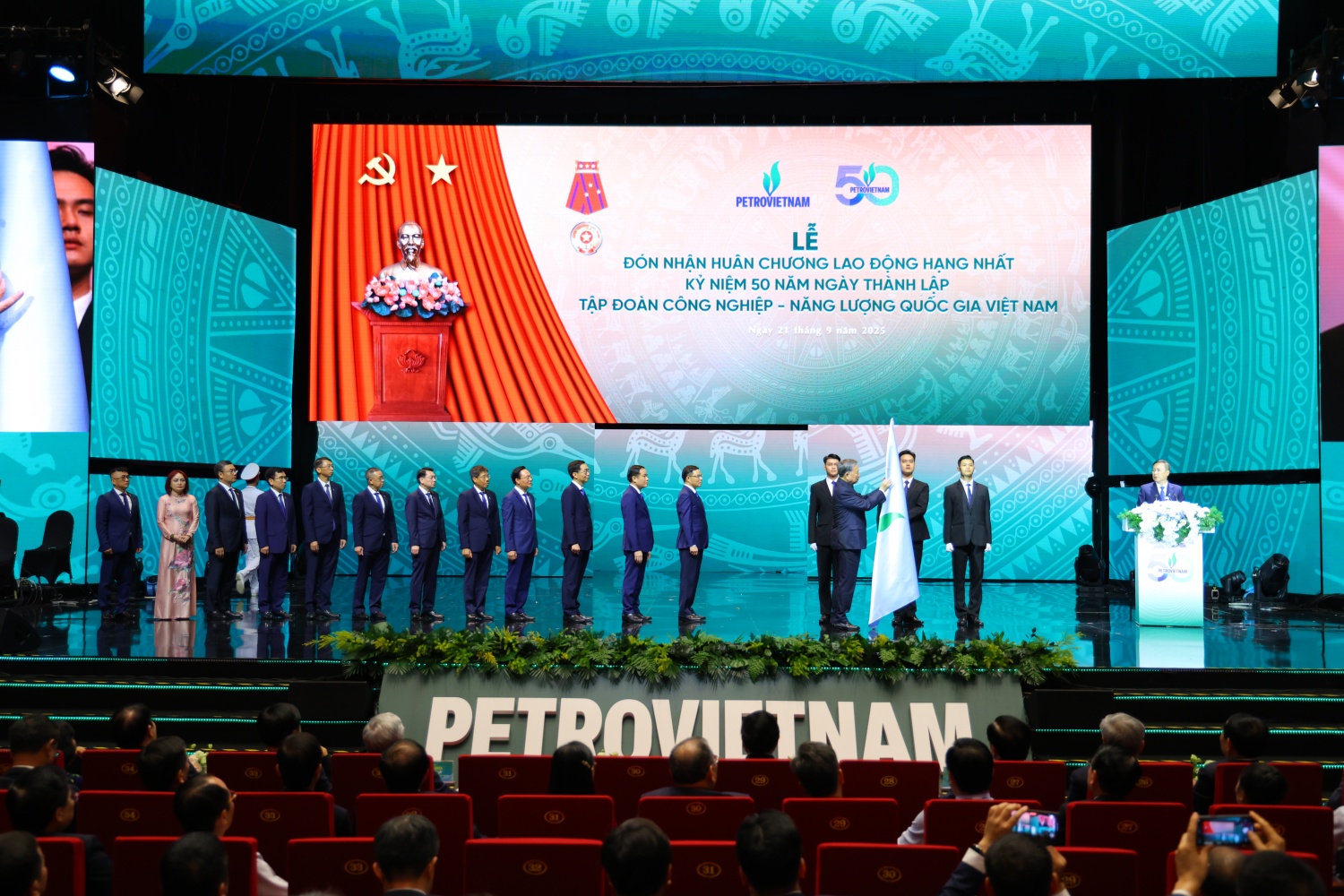 Ghi nhận những đóng góp quan trọng của Petrovietnam, Tổng Bí thư Tô Lâm gắn Huân chương Lao động hạng Nhất lên Cờ truyền thống của Petrovietnam