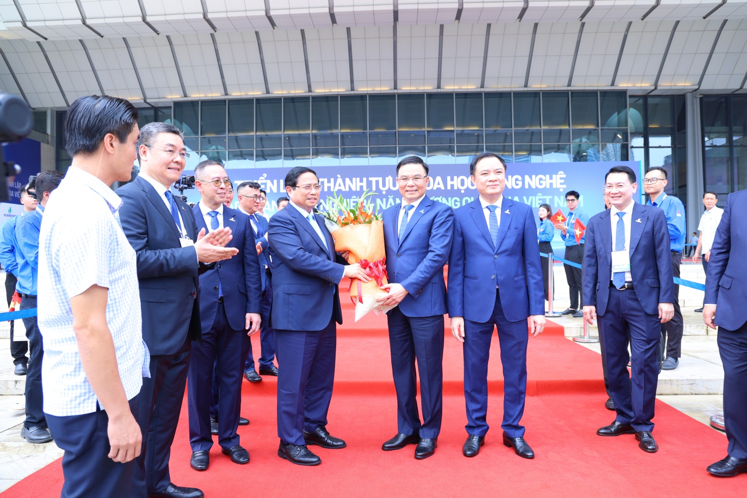 Chủ tịch HĐTV Petrovietnam Lê Mạnh Hùng, Tổng Giám đốc Petrovietnam Lê Ngọc Sơn và các đồng chí lãnh đạo Petrovietnam chào mừng Thủ tướng Chính phủ Phạm Minh Chính đến dự các sự kiện trọng đại của Petrovietnam