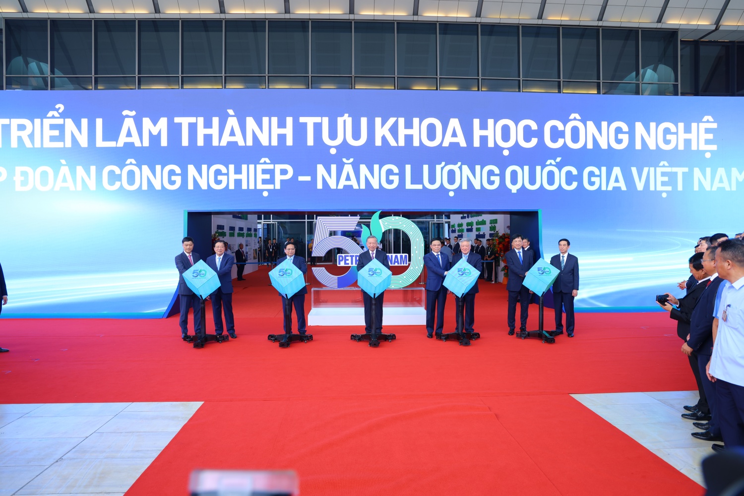 Tổng Bí thư Tô Lâm, Thủ tướng Phạm Minh Chính và các đồng chí lãnh đạo Đảng, Nhà nước, lãnh đạo Petrovietnam thực hiện nghi thức khai mạc triển lãm.