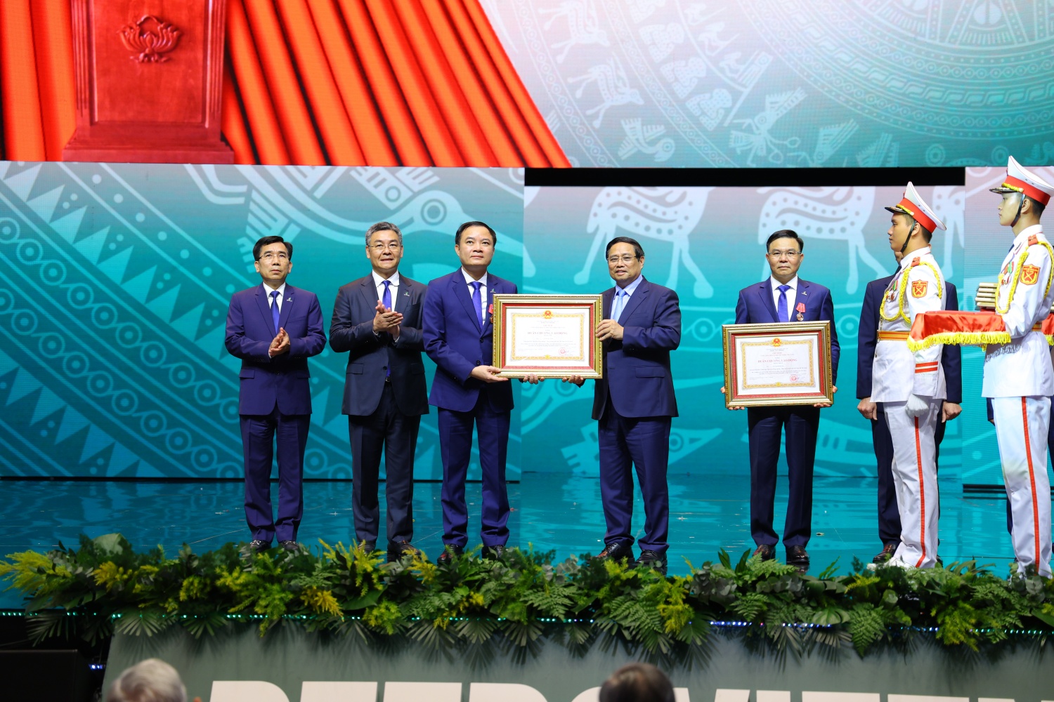 Thủ tướng Chính phủ Phạm Minh Chính trao Huân chương Lao động hạng Nhì cho đồng chí Lê Ngọc Sơn - Tổng Giám đốc Petrovietnam