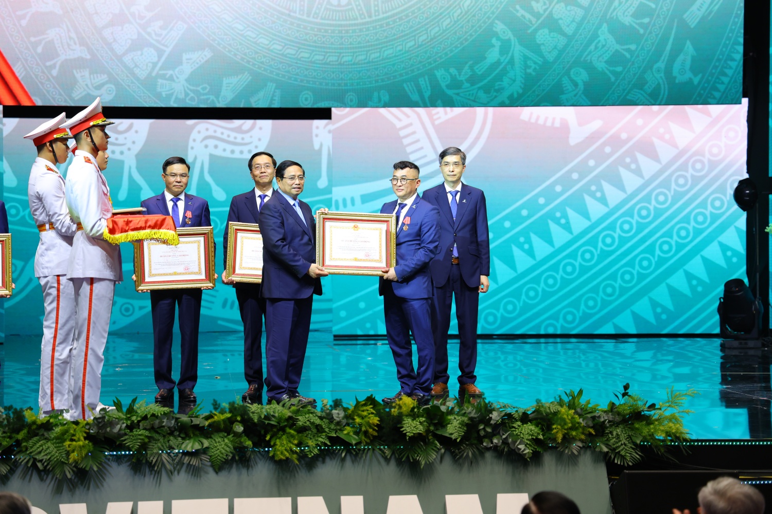 Thủ tướng Chính phủ Phạm Minh Chính trao Huân chương Lao động hạng Ba cho đồng chí Phan Tử Giang - Phó Tổng Giám đốc Petrovietnam