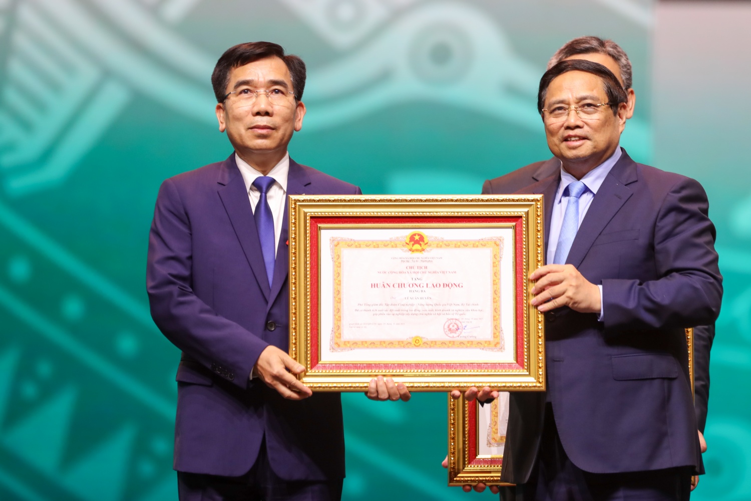 Thủ tướng Chính phủ Phạm Minh Chính trao Huân chương Lao động hạng Ba cho đồng chí Lê Xuân Huyên - Phó Tổng Giám đốc Petrovietnam