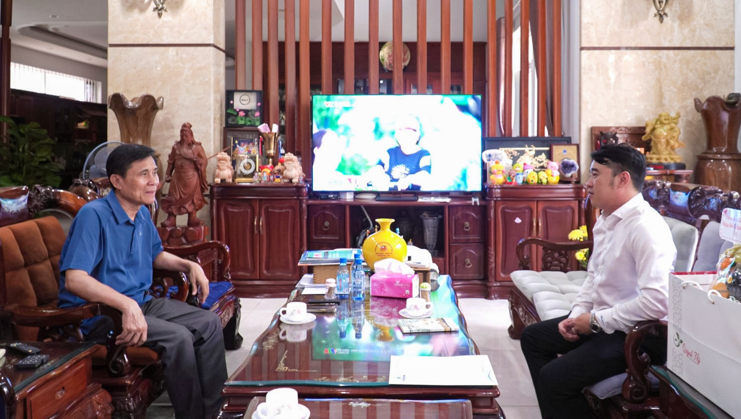 Đoàn thăm hỏi, gửi lời tri ân đến ông Lê Minh Hồng - Phó Trưởng Ban Liên lạc hưu trí Tập đoàn.