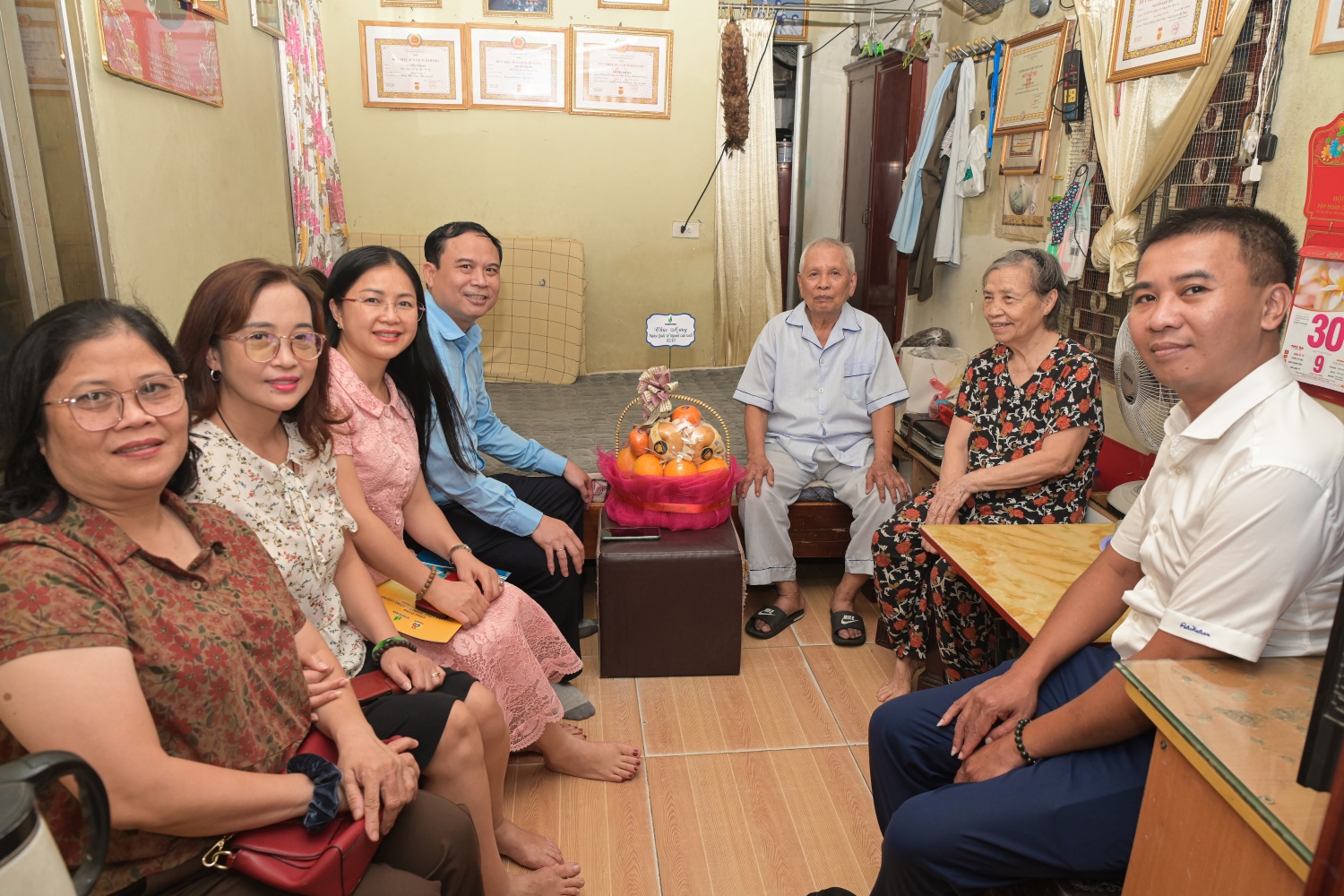 Ông Nguyễn Khắc Bảy - Phó Trưởng Ban Liên lạc hưu trí Bộ máy Quản lý và Điều hành Tập đoàn trao đổi thân tình cùng đoàn công tác.