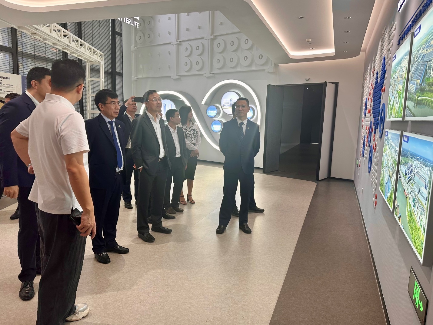 Đoàn công tác Petrovietnam nghe giới thiệu tổng quan về XFM