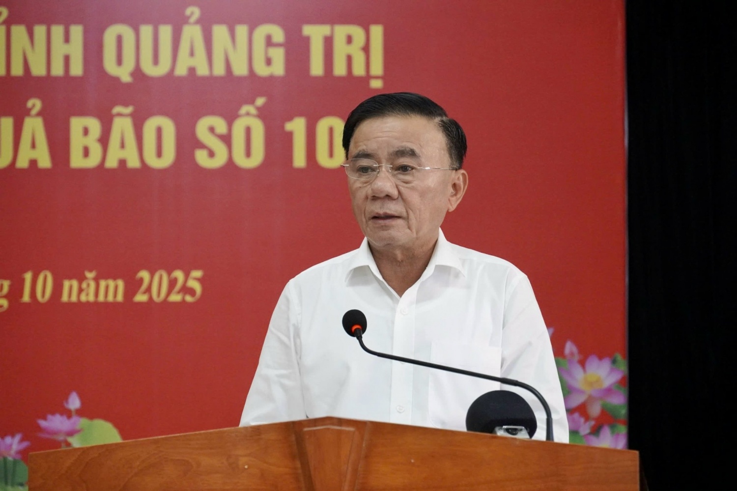 Đồng chí Trần Cẩm Tú, Thường trực Ban Bí thư chia sẻ với những thiệt hại của nhân dân tỉnh Quảng Trị