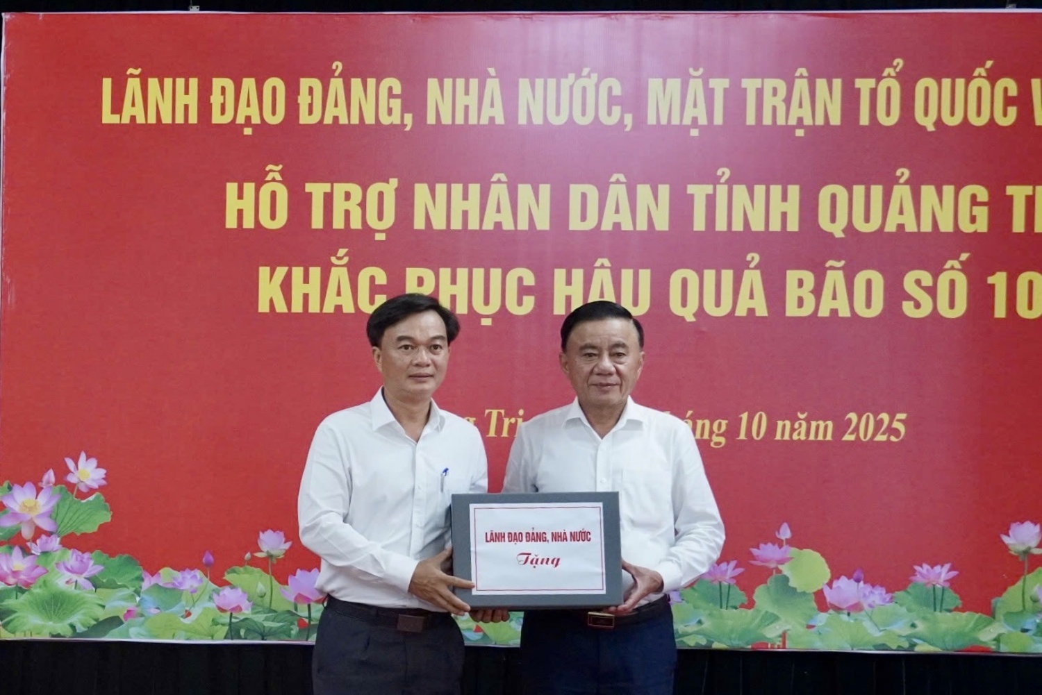 Đồng chí Trần Cẩm Tú, Thường trực Ban Bí thư trao quà của lãnh đạo Đảng, Nhà nước hỗ trợ nhân dân tỉnh Quảng Trị