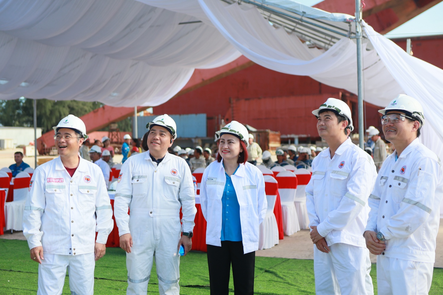 Bà Nghiêm Thùy Lan - Chủ tịch Công đoàn Petrovietnam cùng đại diện Vietsovpetro trao đổi thông tin về tàu FSO Chí Linh.