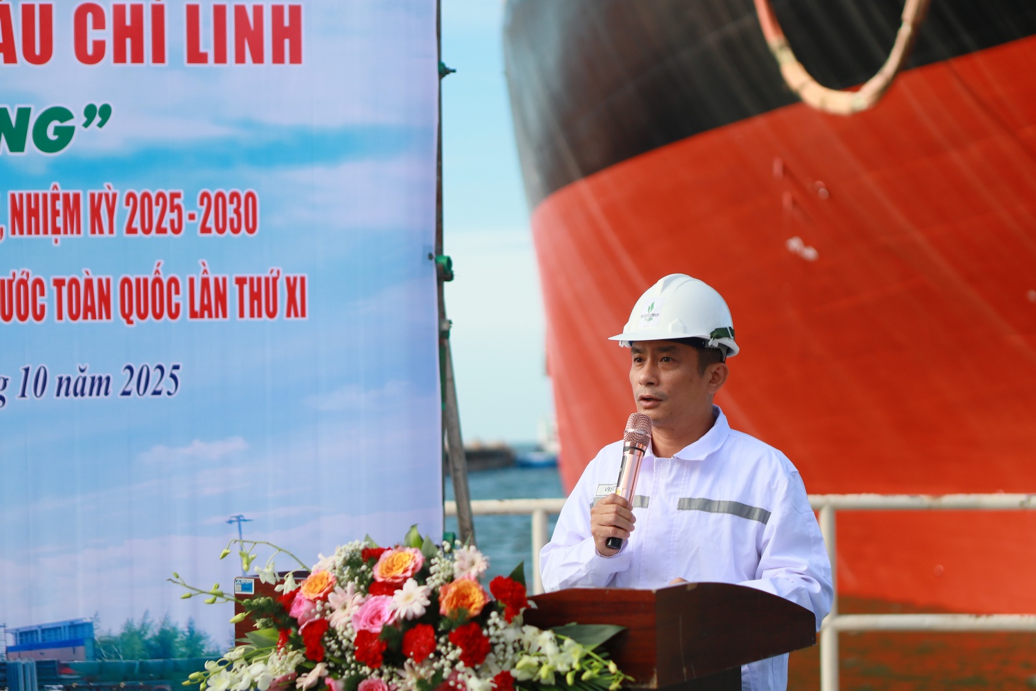 Ông Huỳnh Tấn Bình - Chủ tịch Công đoàn PVSM báo cáo về phong trào thi đua “25 ngày đêm nước rút hoàn thành và bàn giao tàu FSO Chí Linh đảm bảo an toàn, tiến độ và chất lượng”.