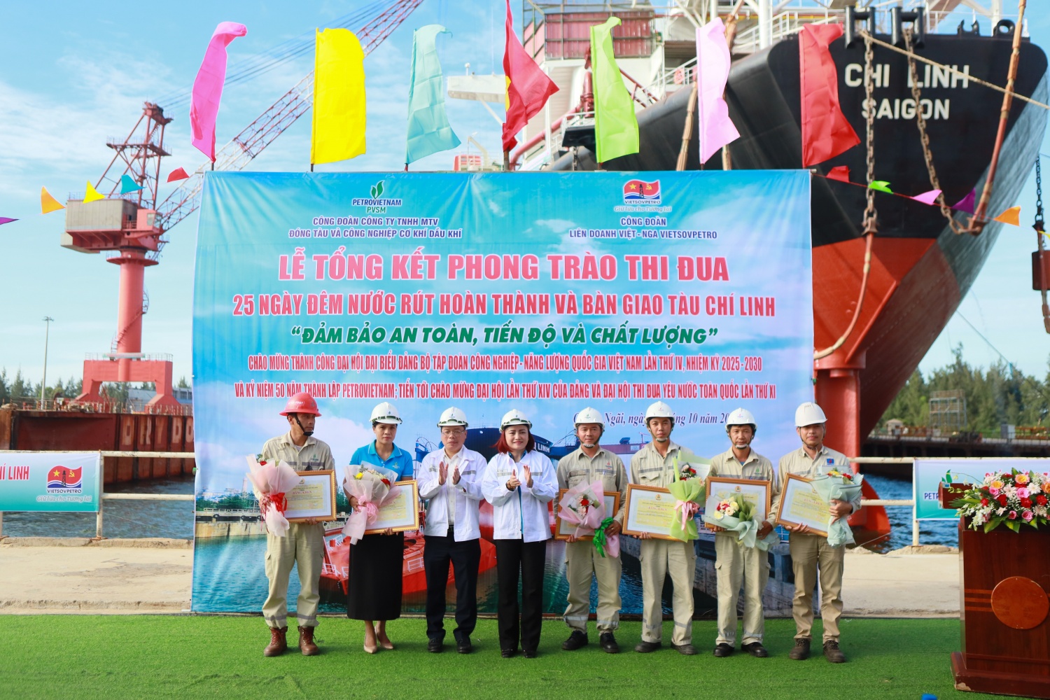 Bà Nghiêm Thùy Lan - Chủ tịch Công đoàn Petrovietnam và ông Nguyễn Anh Minh - Tổng Giám đốc PVSM tặng bằng khen cho các đơn vị của PVSM đạt thành tích trong phong trào đi đua hoàn thành dự án tàu FSO Chí Linh.