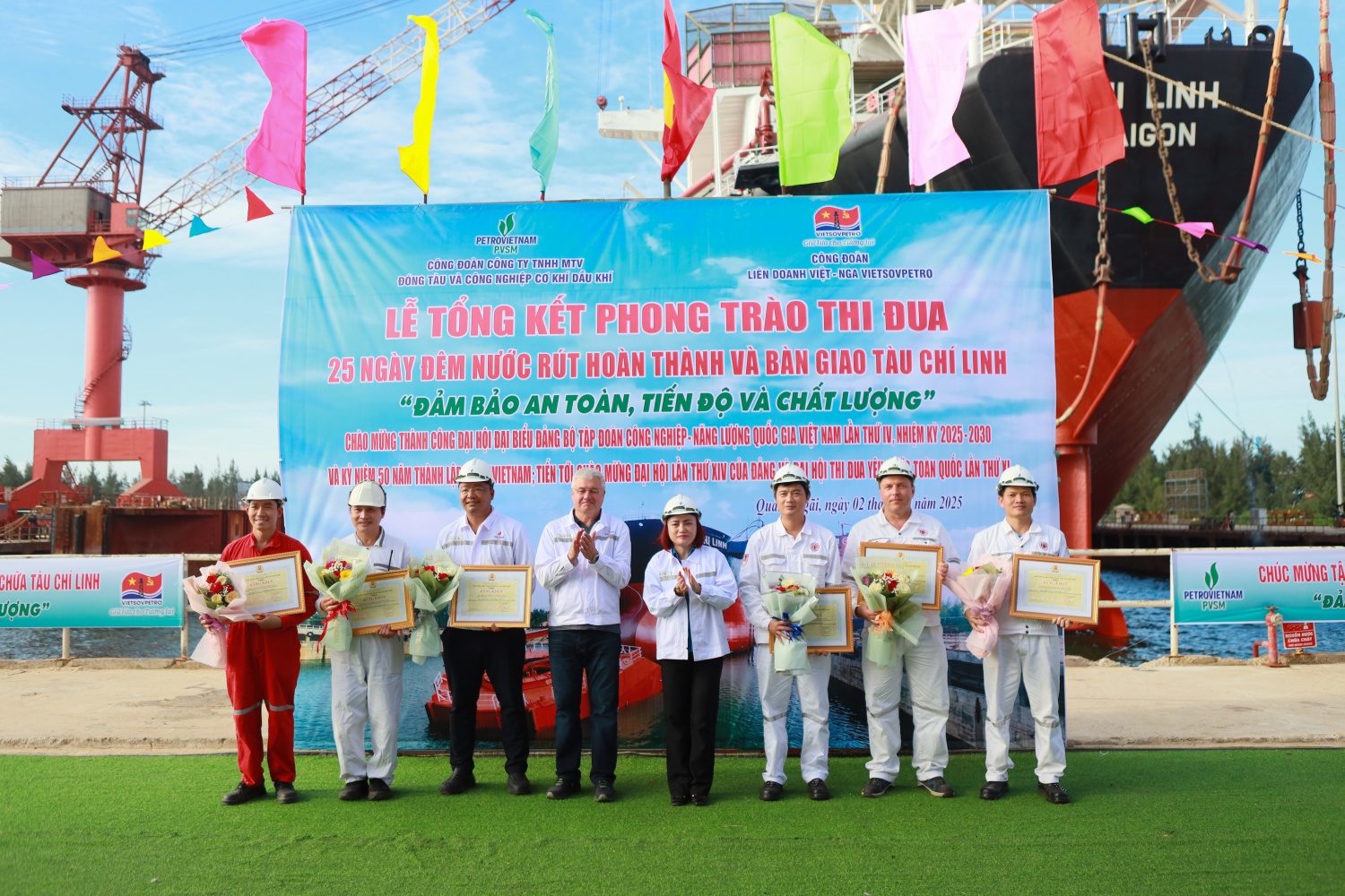 Đại diện Công đoàn Petrovetnam và Vietsovpetro trao tăng bằng khen cho các đơn vị thuộc Vietsovpetro.